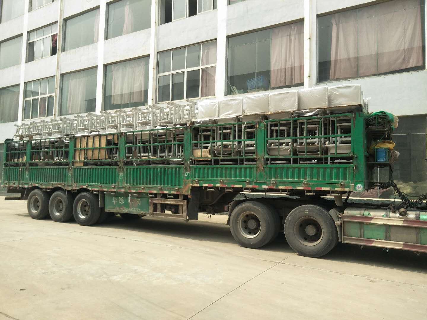 案例|睿學(xué)卓藝4000余套課桌椅批量發(fā)貨，交付客戶